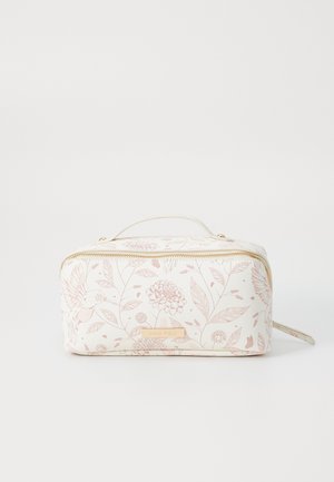 Bolsa de cosméticos branca com padrões florais em rosa, fecho dourado e uma pega no topo. Apresenta uma forma retangular e uma textura suave.