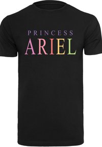 Čierne tričko s textom "PRINCESS ARIEL" v gradientne farieb fialovej, ružovej, oranžovej a zelenej. Klasický strih s okrúhlym výstrihom, krátke rukávy.