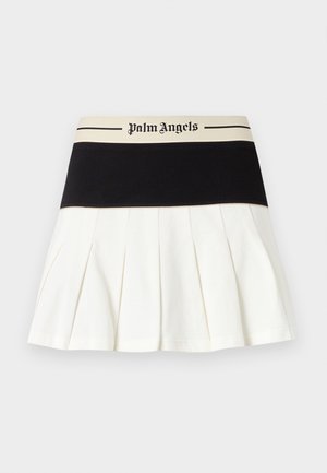 Λευκή πλισέ φούστα με φαρδιά μαύρη μέση που φέρει το κείμενο "Palm Angels" σε γοτθική γραμματοσειρά σε μπεζ ταινία.