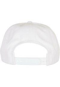 Witte honkbalpet met een gladde stof textuur, platte klep en verstelbare plastic strap aan de achterkant. Geen zichtbare logo's of patronen.