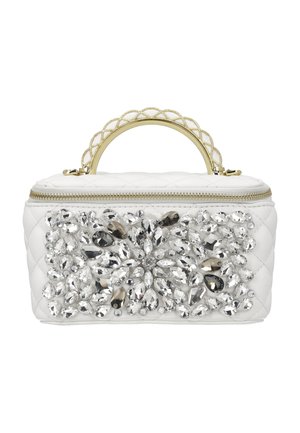 Hvid quiltet rektangulær håndtaske med et gitterhåndtag i guld og store klare krystaldekorationer på frontpanelet.