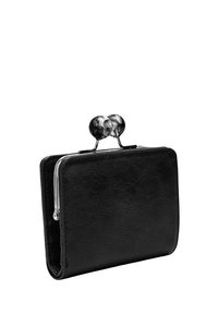 Czarny portfel z sztucznej skóry o prostokątnym kształcie, z srebrnym zapięciem i okrągłymi ozdobami na górze. Gładka tekstura z minimalnymi detalami.