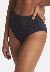 Wysokiej talii granatowe majtki kąpielowe z gładkiego materiału, z bocznym marszczeniem dla tekstury i nowoczesnym wzornictwem.