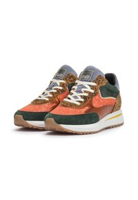 Mehrfarbige Sneaker mit grünen, orangen, braunen und Leopardenmuster. Hergestellt aus Wildleder und Mesh, mit einer weißen Sohle und strukturierten Akzenten.