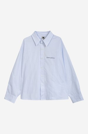 Camisa abotonada de rayas azul claro y blanca, con un collar clásico, mangas largas y "Cheers Darling" bordado en el pecho.