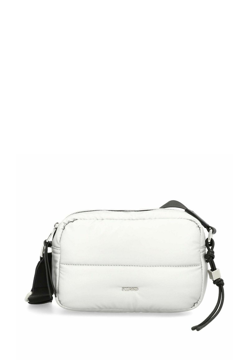 Weiße Nylon-Crossbody-Tasche mit einem Reißverschluss, rechteckiger Form, gepolsterter Textur, verstellbarem Tragegurt und metallischem Markenlogo-Accent.