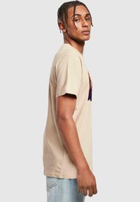 Merchcode GRAND RED GIRL ROUND NECK - T-shirts med print - sand