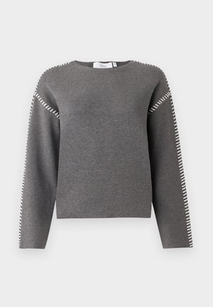 Szürke, hosszú ujjú pulóver, kerek nyakkivágással. Fehér varrások találhatóak a vállvarratok mentén. Puha kötött textúra.