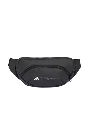 Černá ledvinka Adidas s předním kapsou na zip, nastavitelným popruhem a bílým logem a textem na předním panelu.