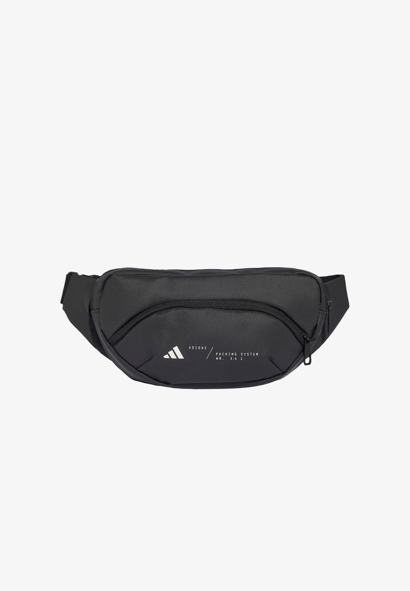 Banane noire Adidas avec poche zippée à l'avant, sangle réglable et logo blanc ainsi que texte sur le panneau avant.