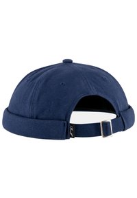 Gorra azul marino con visera curva, hecha de tela texturizada. Cuenta con una correa ajustable y una pequeña etiqueta con el logo en el lado.