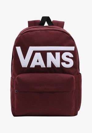 Bordowy plecak z dużym białym logiem Vans, przednią kieszenią na zamek oraz czarnym górnym uchwytem i wyściełanymi paskami na ramiona.