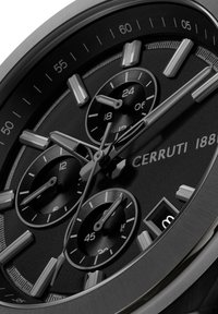 Reloj cronógrafo negro con un dial texturizado, acentos plateados y tres subdiales; presenta una ventana de fecha y marcadores de hora audaces.