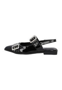 Scarpe slingback in vernice nera con punta affusolata, dotate di due dettagli con fibbie argentate e tacco piatto. Texture liscia in tutto il suo insieme.
