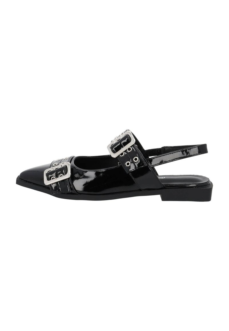 Scarpe slingback in vernice nera con punta affusolata, dotate di due dettagli con fibbie argentate e tacco piatto. Texture liscia in tutto il suo insieme.