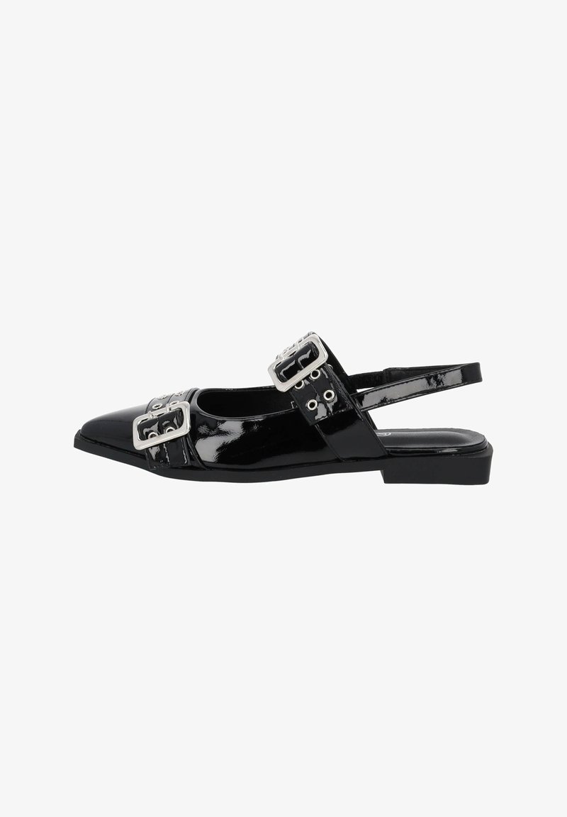 Scarpe slingback in vernice nera con punta affusolata, dotate di due dettagli con fibbie argentate e tacco piatto. Texture liscia in tutto il suo insieme.