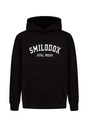 Sort hættejakke lavet af blødt stof med en frontlomme. Har hvid tekst "SMILODOX ATHL. WEAR" i et bølget design. Ribkanter ved håndleddene.