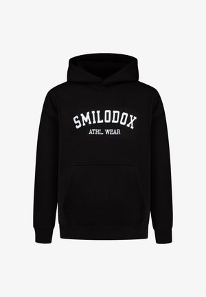 Sudadera negra de tejido suave con un bolsillo frontal. Presenta el texto blanco "SMILODOX ATHL. WEAR" en un diseño curvado. Puños acanalados.
