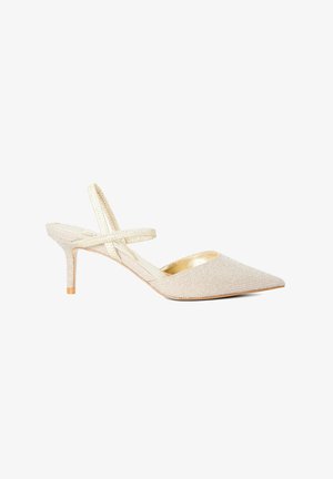 Slingback hak in metallic beige met een gestructureerde bovenkant, puntige neus en dunne kruisband. Beschikt over een 2,5-inch stiletto hak.
