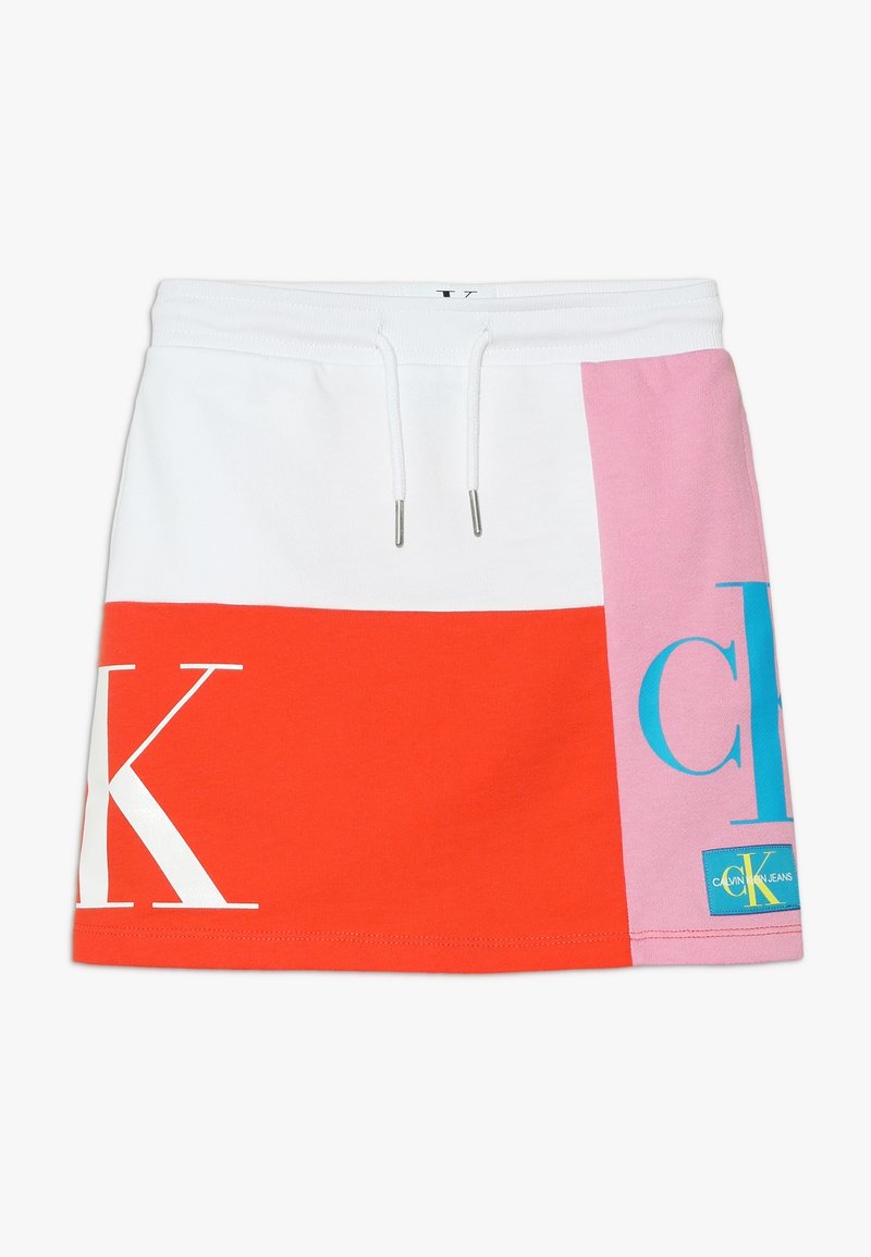 Farvet blokskørt med sektioner i rød, pink og hvid. Fremstillet af blødt stof med elastisk talje og snøre, inkluderer store logo-detaljer.