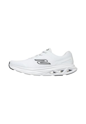 Zapatilla deportiva blanca con parte superior de malla transpirable, logo negro en el lateral y suela acolchada gruesa con recortes geométricos.