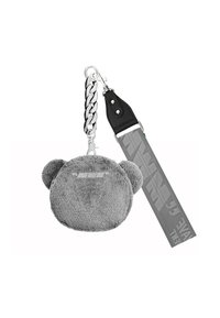 Bolso en forma de oso de peluche gris con un accesorio de cadena plateada y una correa negra que presenta un diseño impreso texturizado en gris.