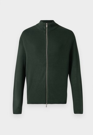 Pulover fermoar verde închis, cu guler înalt, realizat dintr-un material neted, având un fermoar argintiu și mâneci lungi. Design simplu, minimalist.