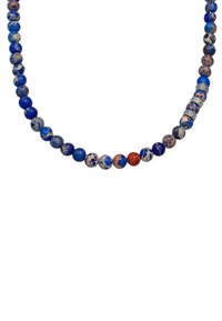 Collier en perles présentant des nuances de bleu, d'orange et de gris, avec une perle d'accent décorative en argent. Texture lisse sur l'ensemble.