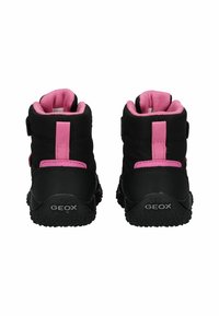 Sorte vandtætte støvler med lyserøde detaljer, der har en høj top, velcro-rem og teksturerede gummisåler. GEox-logo på bagsiden.