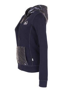 Felpa con cappuccio e zip blu navy con accenti neri lucidi sul cappuccio e sulla tasca, con polsini a costine e un piccolo dettaglio logo sul petto.