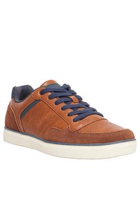 Sneaker in pelle e suede marrone con lacci blu, dettagli testurizzati e suola in gomma. Presenta strisce laterali e un design a bassa altezza.