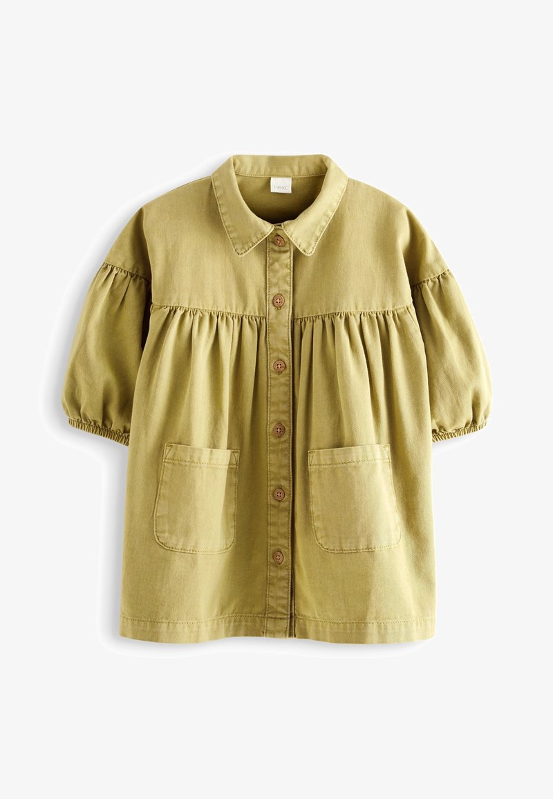 Veste boutonnée vert olive clair avec manches bouffantes jusqu'aux coudes, deux poches avant, empiècement froncé et col classique.