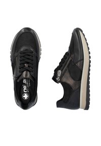 Sneakers in pelle nera con finitura testurizzata, dotati di una zip laterale e suola in gomma a contrasto. I lacci sono visibili sulla parte superiore.