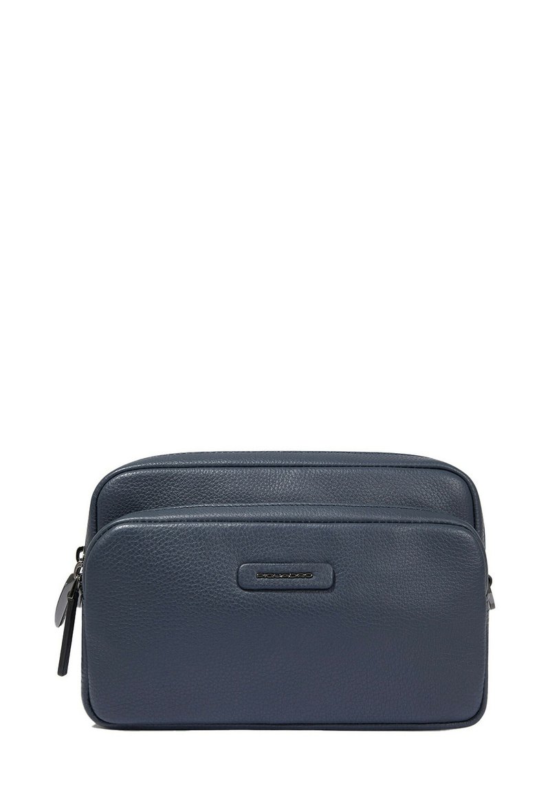 Marineblauw leren reistas met twee ritsvakken, gladde textuur en een subtiel geperst logo aan de voorkant.