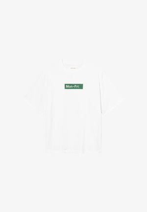 Valge puuvillane lühikeste varrukatega t-särk, sirge lõikega. Keskel on roheline ristkülikukujuline graafika tekstiga "Mon-Fri:".