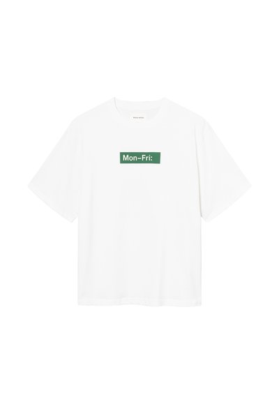 Hvit bomulls-t-skjorte med korte ermer og en rett passform. Har et grønt rektangulært grafisk trykk med teksten "Man-Fre:" trykt i midten.