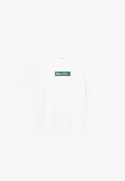 Hvit bomulls-t-skjorte med korte ermer og en rett passform. Har et grønt rektangulært grafisk trykk med teksten "Man-Fre:" trykt i midten.