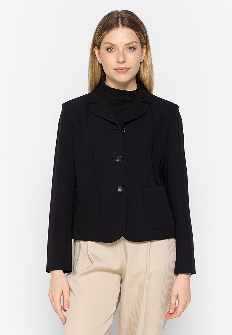 Blazer noir ajusté avec des revers en notch, trois boutons et deux poches avant. Tissu lisse avec une silhouette ajustée.