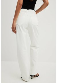 Beli široki jeans iz denima, s visokim pasom, dvema zadnjima žepoma s špičastimi poklopci in čistim robom.