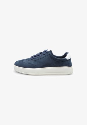 Dunkelblaue Wildledersneaker mit weißen Akzenten, runder Spitze, flacher Gummisohle und klassischem Schnürdesign. Glatte Textur und minimale Details.