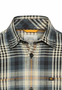 Korte mouwen geruit overhemd in blauw, grijs en crème met oranje accenten. Voorzien van een button-down kraag en een borstzak met logo.