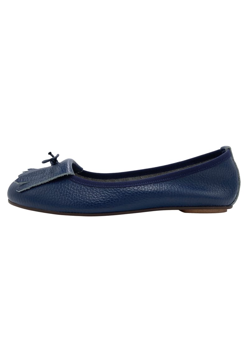 Ballerines en cuir bleu marine avec finition texturée ; dotées d'un nœud décoratif et d'un accent frangé à l'avant, design à enfiler, talon minimal.