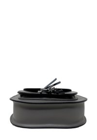 Borsa a tracolla in pelle nera con forma rettangolare arrotondata, decorata con alette sovrapposte e nappe in pelle decorative sulla parte superiore.