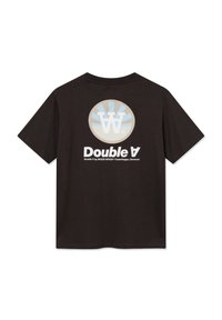 Must have lühikeste varrukatega must puuvillane t-särk. Seljal on beez ja helesinise värvi ümmargune logo, mille all on trükitud "Double A".