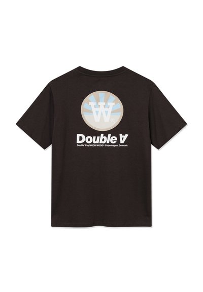 T-shirt nera in cotone a maniche corte. Presenta un logo circolare in beige e azzurro chiaro sul retro, con la scritta "Double A" stampata sotto.