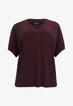 Bordeauxfarbenes Kurzarm-V-Ausschnitt-Oberteil aus weichem Stoff, mit lockerem Schnitt und minimalen Nähten, mit einem Etikett am Halsansatz.