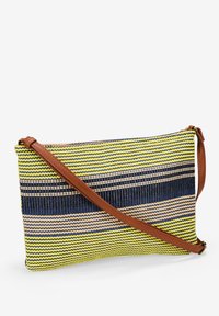 Bolso de mano a rayas con patrones amarillos, azul marino y beige; textura tejida; correa de cuero marrón; cierre de cremallera; forma rectangular.