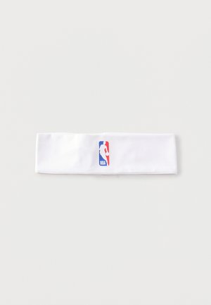 Bandeau de sport en tissu blanc avec un logo NBA centré représentant la silhouette d'un joueur de basketball sur un fond bleu et rouge.