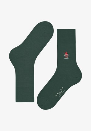 Meias verdes com punho canelado, apresentando um design bordado de um chapéu vermelho em uma chaminé coberta de neve; feitas de material suave.