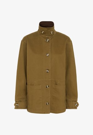Veste marron boutonnée avec col montant, deux grandes poches avant et poignets boutonnés sur manches longues.